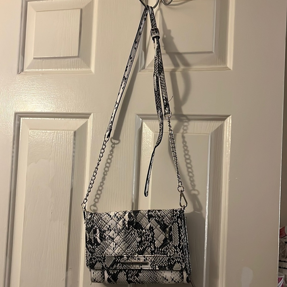 STEVE MADDEN Snake Skin Design